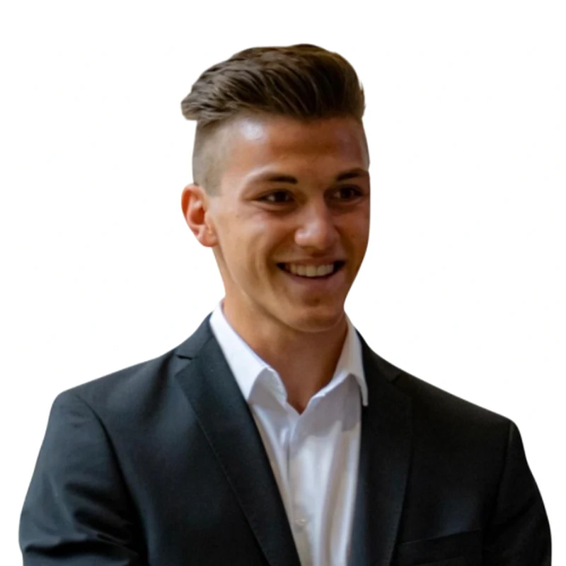 Julian Seifinger im dunklen Sakko, lächelnd